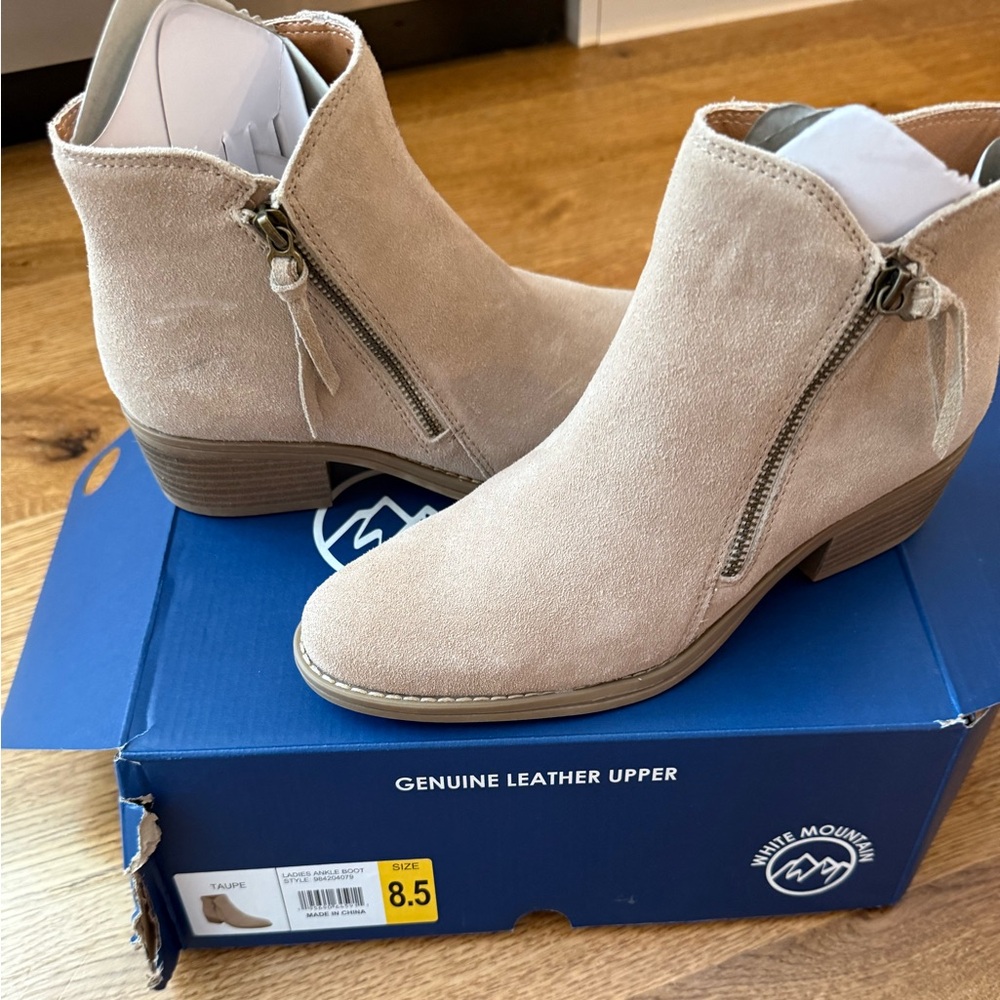 White Mountain genuine leather tan bootie. 8.5M